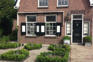 Hoveniers-klassieke-tuin-jaren-30-woning-Dirksland3