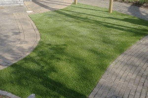 Tuinaanleg-met-kunstgras-Zierikzee_De-Waal-Hoveniers_WA0001