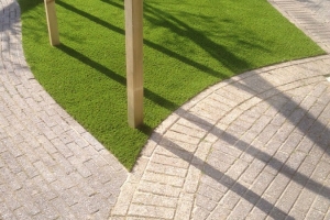 Tuinaanleg-met-kunstgras-Zierikzee_De-Waal-Hoveniers_WA00021-675x900