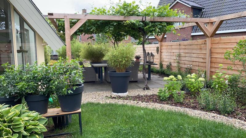 4.-tuin-loenen-nieuwe-situatie-met-grasmat-nieuwe-pergola-grindpad-en-beplanting