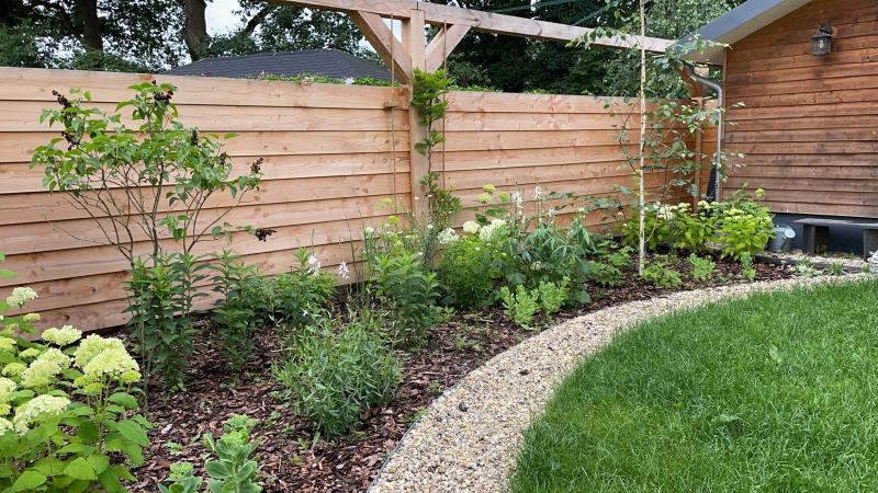 7.-tuin-loenen-herinrichting-achtertuin-met-aanleg-grindpad-en-beplanting-voor-nieuwe-schutting