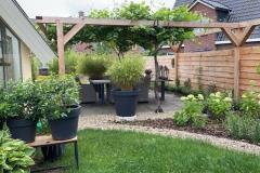 4.-tuin-loenen-nieuwe-situatie-met-grasmat-nieuwe-pergola-grindpad-en-beplanting