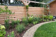 7.-tuin-loenen-herinrichting-achtertuin-met-aanleg-grindpad-en-beplanting-voor-nieuwe-schutting