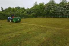 groot-Verticuteren_met_mini_trekker_groenbouw