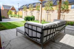 Strakke-achtertuin-met-pergola-schaduwdoek-21
