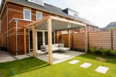 Strakke-achtertuin-met-pergola-schaduwdoek-7