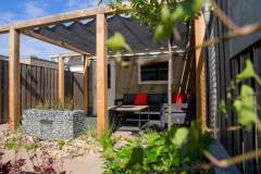 Strakke-tuin-met-op-maat-gemaakte-RVS-waterloop-13