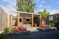 Strakke-tuin-met-op-maat-gemaakte-RVS-waterloop-5