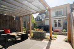 Strakke-tuin-met-op-maat-gemaakte-RVS-waterloop-7