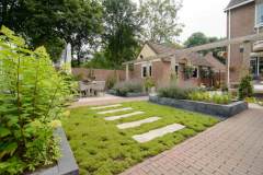 Strakke-tuin-met-verhoogde-borders-5