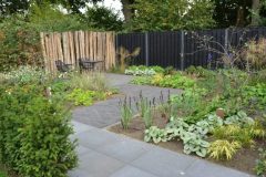 Paul-Swinkels-Hovenier-Tuin-aanleg-Zwarte-Schutting-Palenwand-2