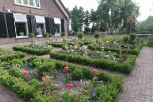 Michiels-Tuinen-boerderij-met-rozentuin