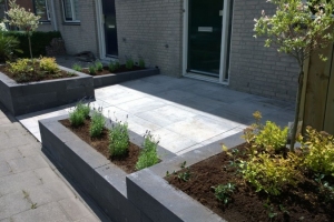Michiels-Tuinen-strakke-voortuin