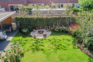 romantische tuin kampen cortenstaal stroken robinia palen