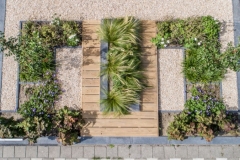 Bovenaanzicht voortuin met zwevend vlonder
